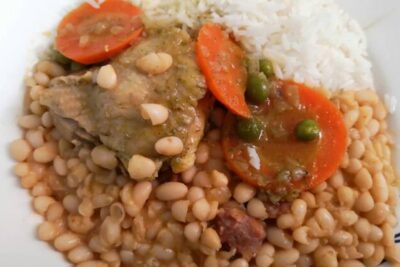Frejoles con seco de pollo