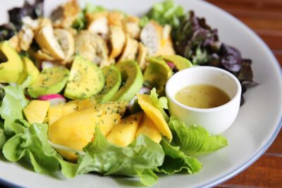 ensalada de pechuga de pavo y mango